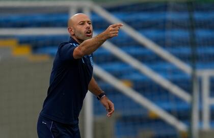 Argentina's coach Javier Mascherano instructs his players during a South America U-20 soccer match against Paraguay in Cali, Colombia, Saturday, Jan. 21, 2023. (AP Photo/Fernando Vergara)