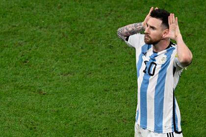 Messi hace un gesto desafiante, luego de su gol