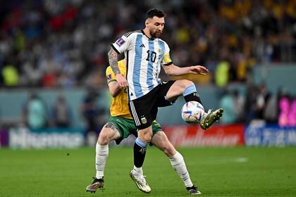 El delantero argentino Lionel Messi controla el balón durante el partido de fútbol de octavos de final de la Copa Mundial Qatar 2022 entre Argentina y Australia en el estadio Ahmad Bin Ali en Al-Rayyan