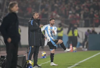 Messi, a punto de entrar ante Chile, anoche