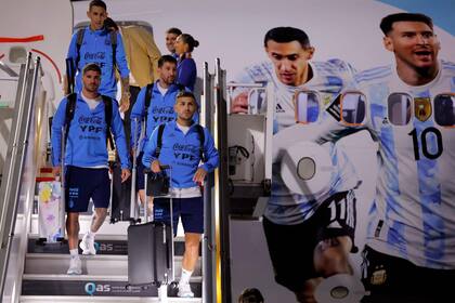 Argentina's forward Lionel Messi (2R) and teammates arrive at the Hamad International Airport in Doha on November 17, 2022, ahead of the Qatar 2022 World Cup football tournament. (Photo by Odd ANDERSEN / AFP)