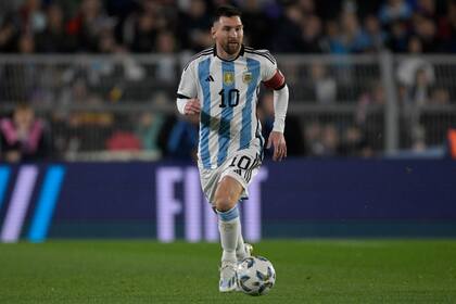 Argentina's forward Lionel Messi controls the ball during the 2026 FIFA World Cup South American qualifiers football match between Argentina and Ecuador, at the Mas Monumental stadium in Buenos Aires, on September 7, 2023. (Photo by JUAN MABROMATA / AFP)�