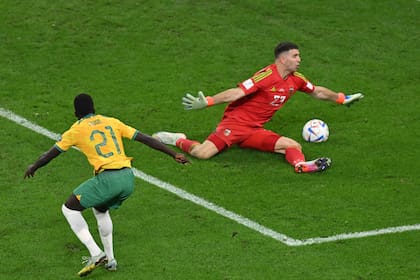 El arquero argentino  Emiliano Martínez detiene un tiro del delantero australiano Garang Kuol durante el partido de fútbol de octavos de final de la Copa Mundial Qatar 2022