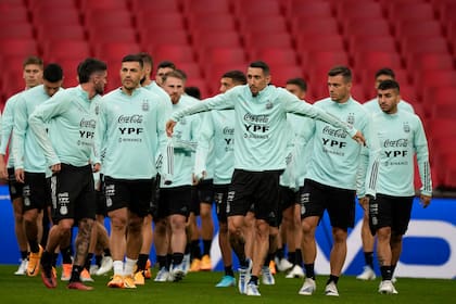 Argentina's players walk during a training session ahead of Wednesday's Finalissima soccer match between Italy and Argentina at Wembley Stadium in London , Tuesday, May 31, 2022. (AP photo/Frank Augstein)