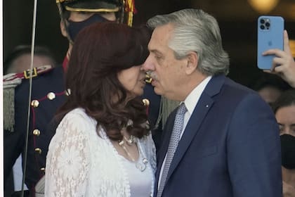 Cristina Kirchner y Alberto Fernández se saludan luego de la última Asamblea Legislativa