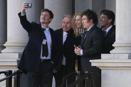 El presidente electo de Argentina, Javier Milei, posa para una fotografía en las escaleras del edificio de la Oficina Ejecutiva Eisenhower en el campus de la Casa Blanca después de una reunión con el asesor de seguridad nacional Jake Sullivan