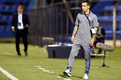 Argentina's San Lorenzo coach Leandro Romagnolli gestures during the Copa Sudamericana football tournament group stage match between Paraguay's 12 de Octubre and Argentina's San Lorenzo at the Luis Alfonso Giagni Stadium in Villa Elisa, Paraguay, on May 20, 2021. (Photo by NORBERTO DUARTE / AFP)