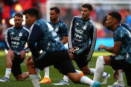 Argentina's striker Julian Alvarez (C) and teammates warm up ahead of the 'Finalissima' International friendly football match between Italy and Argentina at Wembley Stadium in London on June 1, 2022. - The Azzurri face the South American continental champions in the inaugural Finalissima at Wembley. (Photo by Adrian DENNIS / AFP)