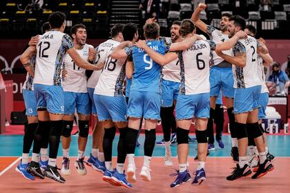 Argentina's team players celebrate their victory over Italy at the end of the men's volleyball quarterfinal match between Italy and Argentina at the 2020 Summer Olympics, Tuesday, Aug. 3, 2021, in Tokyo, Japan. (AP Photo/Manu Fernandez)