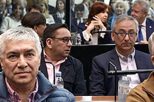 Argentine businessman Lazaro Baez (L), former Planning Minister Julio De Vido (R) and former Argentine President and current Senator Cristina Fernandez de Kirchner (C back) attend the first trial against her for alleged corruption offences at the Comodoro Py courtroom in Buenos Aires, on May 21, 2019. - Fernandez de Kirchner is accused of having favoured companies owned by businessman Lazaro Baez in Santa Cruz province during her presidency from 2007-15 and that of her late husband Nestor from 2003-07. (Photo by JUAN MABROMATA / AFP