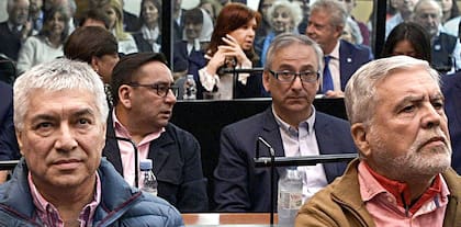 Cristina Kirchner, en el centro, durante el juicio por la obra pública en Santa Cruz; adelante, Lázaro Báez y Julio De Vido