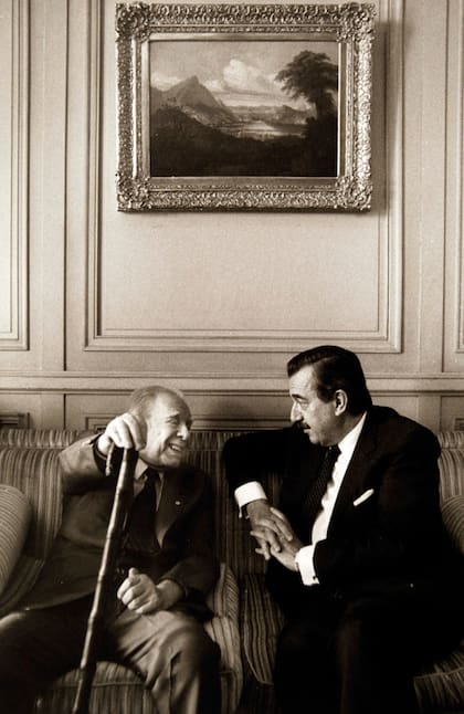 Una conversación entre Borges y el expresidente Raúl Alfonsín, en Buenos Aires