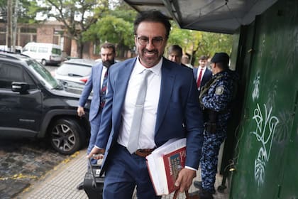 Argentine football legend Diego Maradona's former doctor Leopoldo Luque arrives at a courthouse to testify during a hearing in the trial over Maradona's death in San Isidro, on the outskirts of Buenos Aires, on April 16, 2026. Diego Maradona's personal physician, facing a second trial over the 2020 death of the football legend, told a court on March 16 that he was innocent of the charges against him. (Photo by AFP)