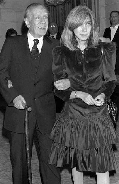 Borges con María Kodama, llegando a la ceremonia de entrega de la Legión de Honor de parte del presidente François Mitterrand, en Paris, 1983
