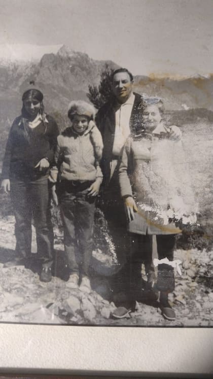 Argentino del Valle Larrabure con su esposa María Susana de San Martín y sus hijos María Susana y Roberto Cirilo