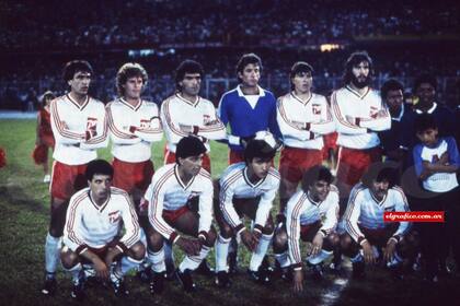 El equipo de Argentinos Juniors que se consagró campeón de América en 1985, en Asunción