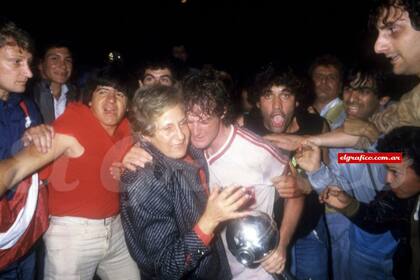 Domenech se abraza con su madre, durante la vuelta olímpica en Asunción