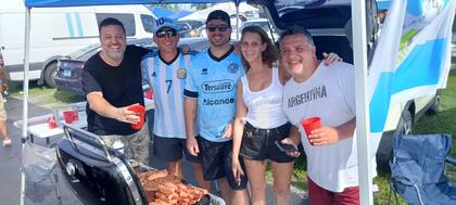 Argentinos, a puro asado y fernet en la previa de Argentina-Perú en Miami