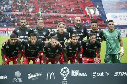 Argentinos con un improvisado vestuario para enfrentar a San Lorenzo: camiseta negra, pantalones rojos y medias blancas