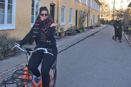 Sofía Leguizamón usa el medio de transporte preferido en Copenhague: la bicicleta