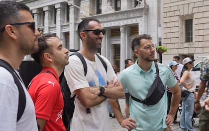 Agustín (con camiseta blanca de la selección) llegó desde Capital junto a cinco amigos