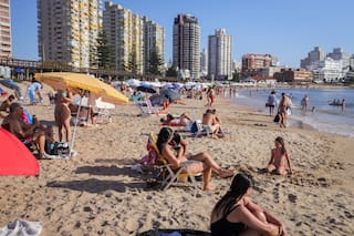 Horas en la frontera y filas para comer: una avalancha de argentinos llegó a Uruguay