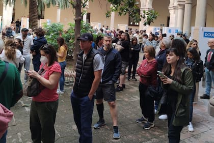 Argentinos hacen cola para votar en Barcelona