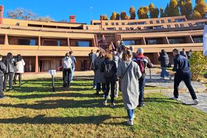 Argentinos hacen fila para votar en el Colegio Mayor Argentino de Madrid, en 2023