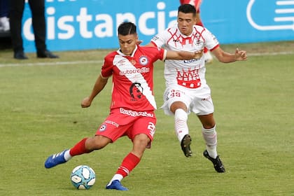 Fausto Vera (Argentinos) rechaza ante la marca de Rodrigo Cabral (Huracán).