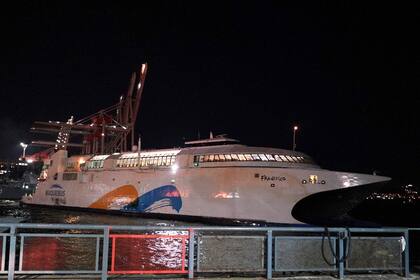 Un Buquebus con argentinos al llegar al Puerto de Montevideo, hace unas semanas