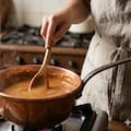 La receta para hacer dulce de leche casero en países donde no se consigue