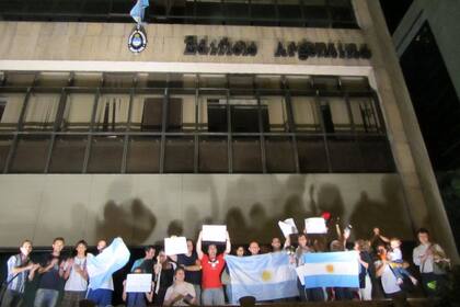 Argentinos protestan frente al Consulado en Río de Janeiro