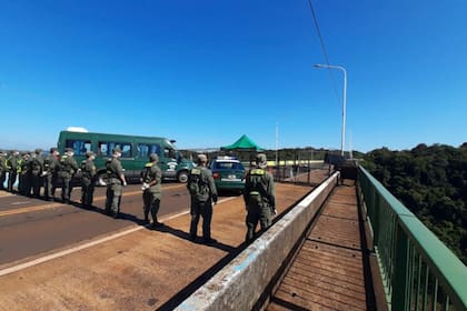 Gendarmería custodia la barricada en el puente Tancredo Neves