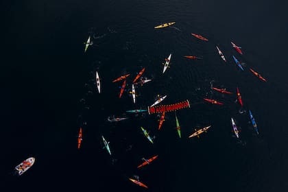 Argentinos y chilenos en kayaks se unieron el 8 de mayo en el medio del Canal Beagle para manifestar el apoyo a ley de prohibición de la salmonicultura en Tierra del Fuego y reclamar el fin de la industria salmonera en los canales y fiordos de Chile.