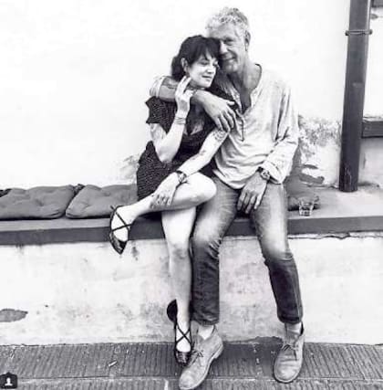 Bourdain junto a Asia Argento, su última pareja