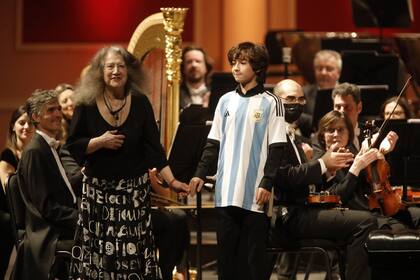 Argerich junto a su nieto David Chen Argerich, con quien cerró su participación en la primera parte del programa