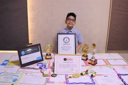 Arham Om Talsania, el niño de 6 años que se consagró como el desarrollador de software más joven del mundo, junto a todos sus diplomas
