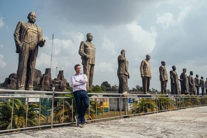 Ari Nagel, un profesor de matemáticas que dona exclusivamente y directamente en línea, en Hero''s Square en Owerri, Nigeria, en un viaje para donar esperma, el 15 de enero de 2021