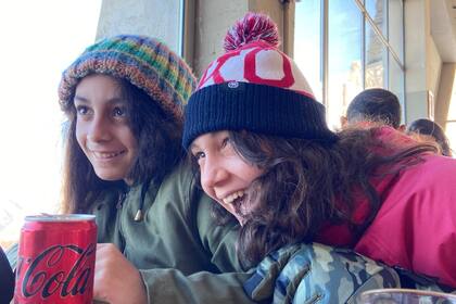 Ari y Crys fueron adoptadas por Franco y Sergio a sus 9 y 11, estuvieron en un hogar 4 años, "una eternidad para un niño", dice Franco