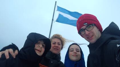 Ariadna Cordero con tres de sus hijos en  la Base Esperanza, en el continente antártico