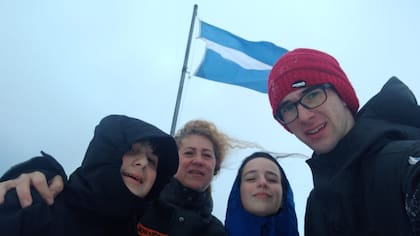 Ariadna Cordero con tres de sus hijos en la Base Esperanza, en el continente antártico