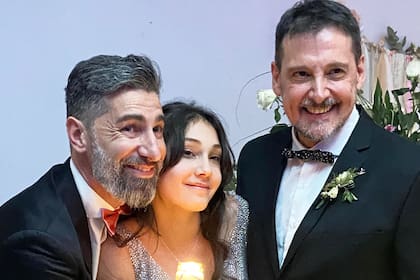 Ariadna en su fiesta de 15 junto a sus padres, Franco y Sergio