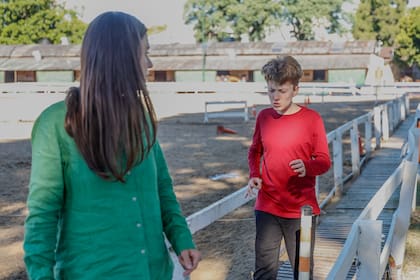 Ariadna y su hijo Benjamín luego de la clase de equinoterapia.