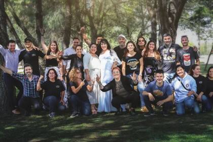 Ariadna y su mamá Lorena en el centro de la imagen, rodeados de todos los que colaboraron en el desarrollo de la fiesta de 15