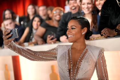 Ariana DeBose se animó a sacarse una selfie con el público y sus fans de fondo