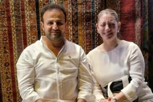 Una rosarina que se enamoró de un vendedor de alfombras y un fraile: los argentinos que siguen a León en su viaje