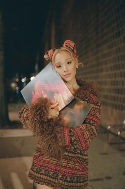 Ariana Grande aseguró a sus fans que su pasión es hacer música (Facebook/ Ariana Grande)