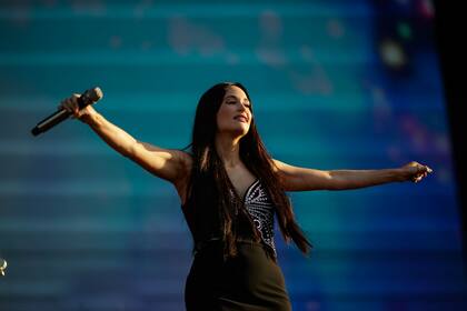 Ariana Grande cerró este domingo el festival de cuatro días que reunió a 120.000 personas por jornada