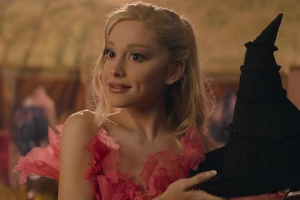 Ariana Grande como Glinda, la encargada de contar la historia de Elphaba (Cynthia Erivo)