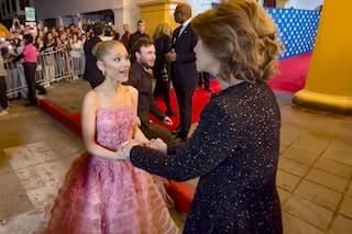 Ariana Grande y su encuentro con Fernanda Torres: un abrazo y la divertida recreación de una escena de Wicked